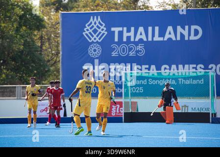 Philippinen (Rot) Hockeyspieler und Thailand (Gelb) Hockeyspieler in Aktion während der Hockey 5's, Herrenmannschaft Preliminary of 33rd SEA Games Thailand 2025 im RTAF Hockeystadion am 7. Dezember 2025 in Bangkok, Thailand. Vollzeit Thailand 11 - 0 Philippinen. (Foto: Teera Noisakran/SIPA USA) Credit: SIPA USA/Alamy Live News Stockfoto