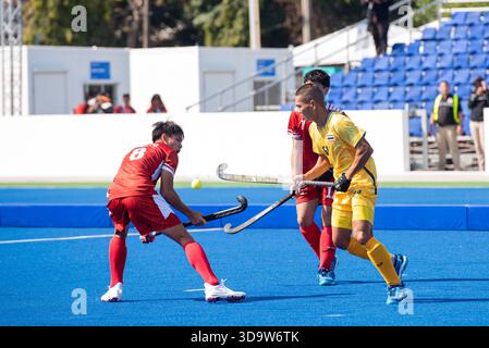 Philippinen (Rot) Hockeyspieler und Thailand (Gelb) Hockeyspieler in Aktion während der Hockey 5's, Herrenmannschaft Preliminary of 33rd SEA Games Thailand 2025 im RTAF Hockeystadion am 7. Dezember 2025 in Bangkok, Thailand. (Foto: Teera Noisakran/SIPA USA) Credit: SIPA USA/Alamy Live News Stockfoto