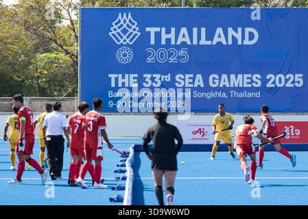 Philippinen (Rot) Hockeyspieler und Thailand (Gelb) Hockeyspieler in Aktion während der Hockey 5's, Herrenmannschaft Preliminary of 33rd SEA Games Thailand 2025 im RTAF Hockeystadion am 7. Dezember 2025 in Bangkok, Thailand. Vollzeit Thailand 11 - 0 Philippinen. (Foto: Teera Noisakran/SIPA USA) Credit: SIPA USA/Alamy Live News Stockfoto