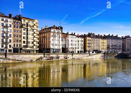 Lyon, Panorama des Quai Saint-Vincent durch den Fluss Saone Stockfoto