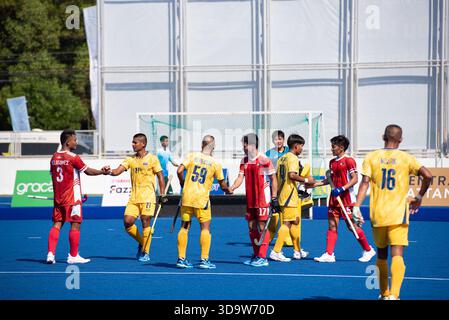 Philippinen (Rot) Hockeyspieler und Thailand (Gelb) Hockeyspieler in Aktion während der Hockey 5's, Herrenmannschaft Preliminary of 33rd SEA Games Thailand 2025 im RTAF Hockeystadion am 7. Dezember 2025 in Bangkok, Thailand. (Foto: Teera Noisakran/SIPA USA) Credit: SIPA USA/Alamy Live News Stockfoto