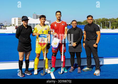 Die Eishockeyspieler Philippinen (Rot) und Thailand (Gelb) stehen am 7. Dezember 2025 in Bangkok, Thailand, während der Hockey 5's, Herrenmannschaft Preliminary of 33rd SEA Games Thailand 2025 im RTAF Hockey Stadium an. (Foto: Teera Noisakran/SIPA USA) Credit: SIPA USA/Alamy Live News Stockfoto