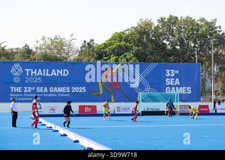 Philippinen (Rot) Hockeyspieler und Thailand (Gelb) Hockeyspieler in Aktion während der Hockey 5's, Herrenmannschaft Preliminary of 33rd SEA Games Thailand 2025 im RTAF Hockeystadion am 7. Dezember 2025 in Bangkok, Thailand. Vollzeit Thailand 11 - 0 Philippinen. (Foto: Teera Noisakran/SIPA USA) Credit: SIPA USA/Alamy Live News Stockfoto