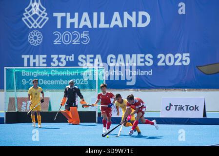 Philippinen (Rot) Hockeyspieler und Thailand (Gelb) Hockeyspieler in Aktion während der Hockey 5's, Herrenmannschaft Preliminary of 33rd SEA Games Thailand 2025 im RTAF Hockeystadion am 7. Dezember 2025 in Bangkok, Thailand. Vollzeit Thailand 11 - 0 Philippinen. (Foto: Teera Noisakran/SIPA USA) Credit: SIPA USA/Alamy Live News Stockfoto