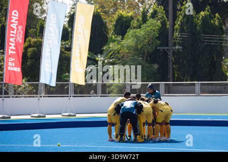 Die thailändischen Hockeyspieler stellen sich während der Hockey 5's, dem Herrenteam Preliminary of 33rd SEA Games, Thailand, auf. , . In Bangkok, Thailand. (Foto: Teera Noisakran/SIPA USA) Credit: SIPA USA/Alamy Live News Stockfoto