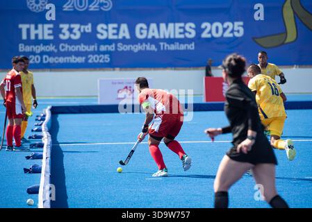 Philippinen (Rot) Hockeyspieler und Thailand (Gelb) Hockeyspieler in Aktion während der Hockey 5's, Herrenmannschaft Preliminary of 33rd SEA Games Thailand 2025 im RTAF Hockeystadion am 7. Dezember 2025 in Bangkok, Thailand. Vollzeit Thailand 11 - 0 Philippinen. (Foto: Teera Noisakran/SIPA USA) Credit: SIPA USA/Alamy Live News Stockfoto