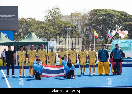Die thailändischen Hockeyspieler stellen sich während der Hockey 5's, dem Herrenteam Preliminary of 33rd SEA Games, Thailand, auf. , . In Bangkok, Thailand. (Foto: Teera Noisakran/SIPA USA) Credit: SIPA USA/Alamy Live News Stockfoto