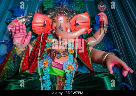Ein schönes Idol von Lord Ganesha, das an einem mandal in Mumbai für das verheißungsvolle indische Festival von Ganesh Chaturth angebetet wird Stockfoto