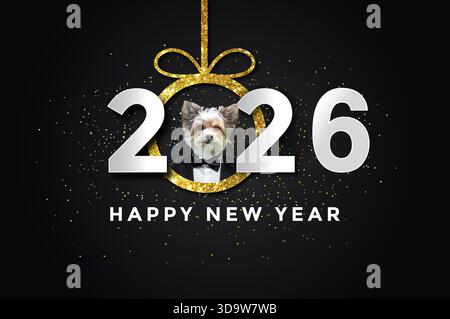 Happy New Year 2026 – festliche Weihnachtskarte mit Biewer Yorkshire in Tuxedo und goldenem Ornament Stockfoto