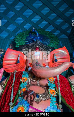 Ein schönes Idol von Lord Ganesha, das an einem mandal in Mumbai für das verheißungsvolle indische Festival von Ganesh Chaturth angebetet wird Stockfoto