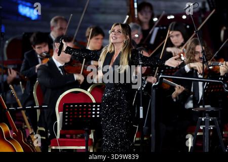 Vatikan, Italien. Dezember 2025. Die italienische Sängerin Serena Autieri tritt vor dem Publikum auf. Papst Leo XIV. Nahm an dem Konzert für die Armen Teil, das im Vatikan mit einem Auftritt des kanadischen Sängers Michael Steven Buble und der Sängerin Serena Autieri im Paul VI. Saal organisiert wurde. (Foto: Marco Iacobucci/SOPA Images/SIPA USA) Credit: SIPA USA/Alamy Live News Stockfoto