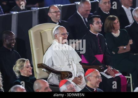 Vatikan, Italien. Dezember 2025. Der Pontiff lächelt während Michael Steven Bubles Auftritt. Papst Leo XIV. Nahm an dem Konzert für die Armen Teil, das im Vatikan mit einem Auftritt des kanadischen Sängers Michael Steven Buble und der Sängerin Serena Autieri im Paul VI. Saal organisiert wurde. (Foto: Marco Iacobucci/SOPA Images/SIPA USA) Credit: SIPA USA/Alamy Live News Stockfoto