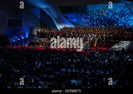Vatikan, Italien. Dezember 2025. Überblick über das Orchester, das vor Papst Leo XIV. Spielt. Papst Leo XIV. Besuchte das im Vatikan organisierte Konzert für die Armen mit einem Auftritt des kanadischen Sängers Michael Steven Buble und der Sängerin Serena Autieri in der Paul VI. Halle. (Foto: Marco Iacobucci/SOPA Images/SIPA USA) Credit: SIPA USA/Alamy Live News Stockfoto