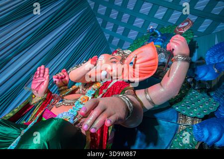 Ein schönes Idol von Lord Ganesha, das an einem mandal in Mumbai für das verheißungsvolle indische Festival von Ganesh Chaturth angebetet wird Stockfoto