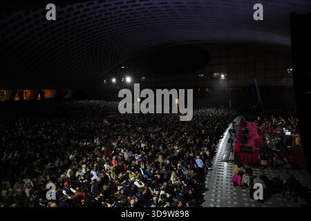 Vatikan, Italien. Dezember 2025. Allgemeiner Überblick über die Paul VI. Halle. Papst Leo XIV. Nahm an dem Konzert für die Armen Teil, das im Vatikan mit einem Auftritt des kanadischen Sängers Michael Steven Buble und der Sängerin Serena Autieri im Paul VI. Saal organisiert wurde. (Foto: Marco Iacobucci/SOPA Images/SIPA USA) Credit: SIPA USA/Alamy Live News Stockfoto