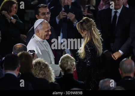 Vatikan, Italien. Dezember 2025. Der Pontiff begrüßt und dankt Serena Autieri am Ende des Konzertes. Papst Leo XIV. Nahm an dem Konzert für die Armen Teil, das im Vatikan mit einem Auftritt des kanadischen Sängers Michael Steven Buble und der Sängerin Serena Autieri im Paul VI. Saal organisiert wurde. (Foto: Marco Iacobucci/SOPA Images/SIPA USA) Credit: SIPA USA/Alamy Live News Stockfoto