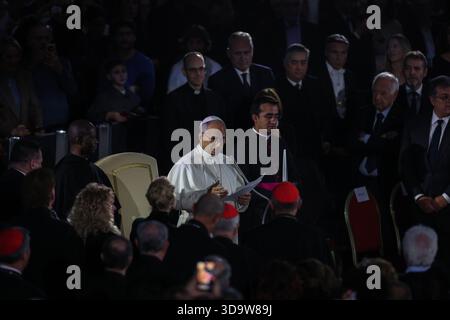 Vatikan, Italien. Dezember 2025. Am Ende des Konzertes dankte der Papst den Sängern und den Veranstaltern der Veranstaltung. Papst Leo XIV. Nahm an dem Konzert für die Armen Teil, das im Vatikan mit einem Auftritt des kanadischen Sängers Michael Steven Buble und der Sängerin Serena Autieri im Paul VI. Saal organisiert wurde. (Foto: Marco Iacobucci/SOPA Images/SIPA USA) Credit: SIPA USA/Alamy Live News Stockfoto