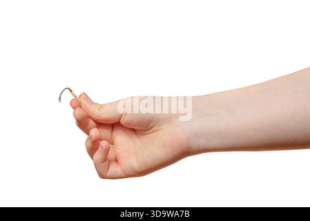 Nahaufnahme einer Kinderhand, die ein verbranntes Streichholz vor einem sauberen weißen Hintergrund hält. Stockfoto