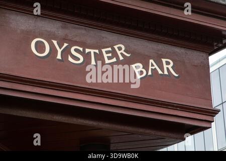 London, Großbritannien - 29. Juli 2025: Nahaufnahme eines Oyster Bar-Schilds. Stockfoto
