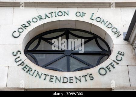 London, UK - 29. Juli 2025: Vintage-Schild für das Büro der Corporation of London Superintendent's Office in Spitalfields, London, UK. Stockfoto