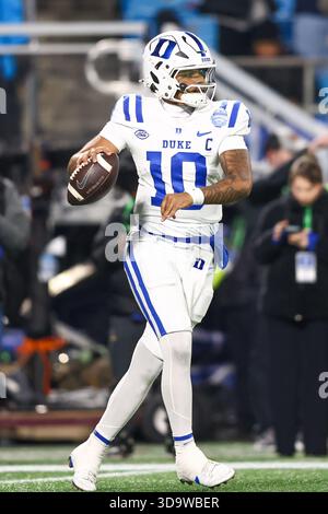 Charlotte, Usa. Dezember 2025. Charlotte, NC; Duke Blue Devils Quarterback Darian Mensah (10) wirft den Ball während des ACC Championship-Spiels gegen die Virginia Cavaliers im Bank of America Stadium am Samstag, den 6. Dezember 2025. Die Blue Devils besiegten die Cavaliers mit 27:20. (Steve Prakope/Image of Sport) Credit: Image of Sport /Alamy Live News Stockfoto