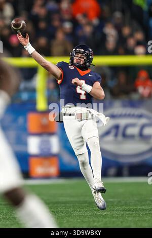 Charlotte, Usa. Dezember 2025. Charlotte, NC; Virginia Cavaliers Quarterback Chandler Morris (4) wirft einen Pass während des ACC Championship-Spiels gegen die Duke Blue Devils im Bank of America Stadium am Samstag, den 6. Dezember 2025. Die Blue Devils besiegten die Cavaliers mit 27:20. (Steve Prakope/Image of Sport) Credit: Image of Sport /Alamy Live News Stockfoto