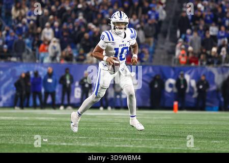 Charlotte, Usa. Dezember 2025. Charlotte, North Carolina; Duke Blue Devils Quarterback Darian Mensah (10) kämpft am Samstag, den 6. Dezember 2025, mit dem Ball während des ACC Championship-Spiels gegen die Virginia Cavaliers im Bank of America Stadium. Die Blue Devils besiegten die Cavaliers mit 27:20. (Steve Prakope/Image of Sport) Credit: Image of Sport /Alamy Live News Stockfoto