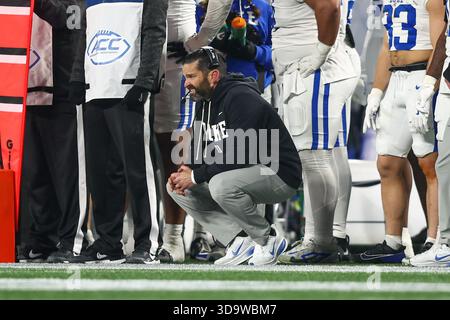 Charlotte, Usa. Dezember 2025. Charlotte, NC; Duke Blue Devils Head Coach Manny Diaz beobachtet das Spiel während des ACC Championship Spiels gegen die Virginia Cavaliers im Bank of America Stadium am Samstag, den 6. Dezember 2025. Die Blue Devils besiegten die Cavaliers mit 27:20. (Steve Prakope/Image of Sport) Credit: Image of Sport /Alamy Live News Stockfoto