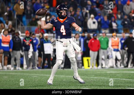 Charlotte, Usa. Dezember 2025. Charlotte, NC; Virginia Cavaliers Quarterback Chandler Morris (4) wirft einen Pass während des ACC Championship-Spiels gegen die Duke Blue Devils im Bank of America Stadium am Samstag, den 6. Dezember 2025. Die Blue Devils besiegten die Cavaliers mit 27:20. (Steve Prakope/Image of Sport) Credit: Image of Sport /Alamy Live News Stockfoto