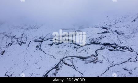 Luftaufnahmen einer gewundenen Straße in den Bergen mit Serpentinen und Kurven. Fotografie der transfagarasan-Straße im Komitat Sibiu, Rumänien. Stockfoto