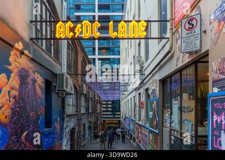 Melbourne, VIC, Australien. Dezember 2025. - ACDC Lane in Melbourne zeigt ein markantes Neonschild, lebendige Street Art und Lichterketten Stockfoto