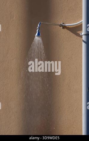 Wasser läuft aus einer Außendusche Stockfoto