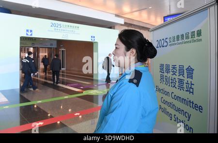 Hongkong. Dezember 2025. Dieses am 7. Dezember 2025 aufgenommene Foto zeigt einen Blick auf die Wahlstation des Wahlkomitees im Hong Kong Convention and Exhibition Center in Hongkong, Südchina. Die Wahl des Legislativrates (LegCo) der chinesischen Sonderverwaltungsregion Hongkong (HKSAR) begann am Sonntagmorgen. Quelle: Chen Duo/Xinhua/Alamy Live News Stockfoto