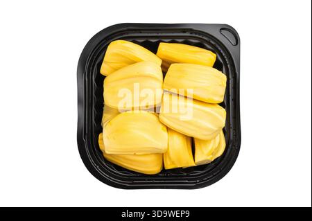Reife, goldgelbe Jackfruchskapseln (Zwiebeln), serviert in einem schwarzen Kunststoffbehälter, verzehrfertig, auf einem sauberen weißen Hintergrund. Exotische tropische Früchte Stockfoto