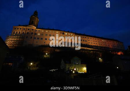 Rudolstadt 06.12.2025, Rudolstadt, Blick auf Schloss Heidecksburg in der Daemmerung *** Rudolstadt 06 12 2025, Rudolstadt, Blick auf Schloss Heidecksburg in der Dämmerung Stockfoto