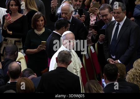 Vatikanstadt, Vatikan. Dezember 2025. Papst Leo XIV. Nimmt am Weihnachtskonzert mit den Armen im Saal Paul VI. Des Vatikans Teil. Quelle: Maria Grazia Picciarella/Alamy Live News Stockfoto