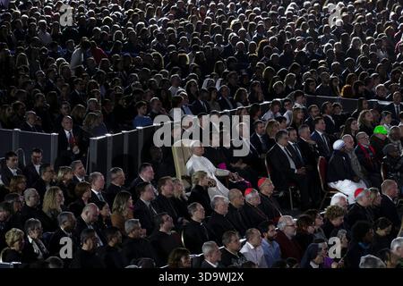 Vatikanstadt, Vatikan. Dezember 2025. Papst Leo XIV. Nimmt am Weihnachtskonzert mit den Armen im Saal Paul VI. Des Vatikans Teil. Quelle: Maria Grazia Picciarella/Alamy Live News Stockfoto