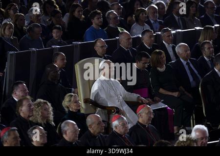 Vatikanstadt, Vatikan. Dezember 2025. Papst Leo XIV. Nimmt am Weihnachtskonzert mit den Armen im Saal Paul VI. Des Vatikans Teil. Quelle: Maria Grazia Picciarella/Alamy Live News Stockfoto