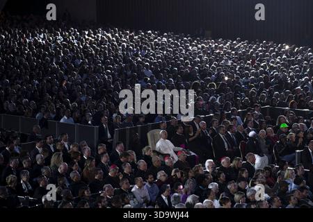 Vatikanstadt, Vatikan. Dezember 2025. Papst Leo XIV. Nimmt am Weihnachtskonzert mit den Armen im Saal Paul VI. Des Vatikans Teil. Quelle: Maria Grazia Picciarella/Alamy Live News Stockfoto