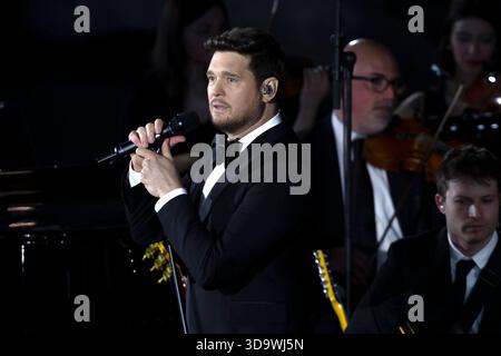 Vatikanstadt, Vatikan. Dezember 2025. Michael Bublé tritt während eines Weihnachtskonzerts mit den Armen im Paul VI. Saal des Vatikans auf. Quelle: Maria Grazia Picciarella/Alamy Live News Stockfoto