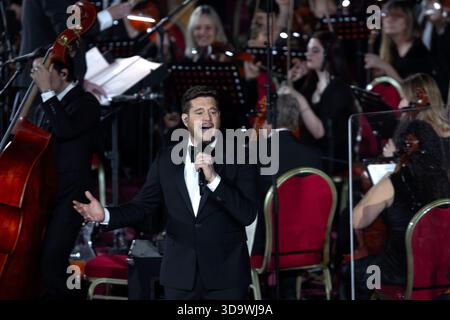 Vatikanstadt, Vatikan. Dezember 2025. Michael Bublé tritt während eines Weihnachtskonzerts mit den Armen im Paul VI. Saal des Vatikans auf. Quelle: Maria Grazia Picciarella/Alamy Live News Stockfoto