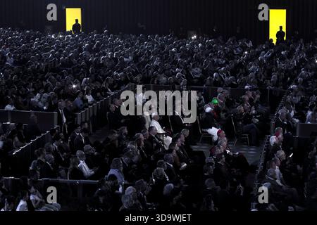 Vatikanstadt, Vatikan. Dezember 2025. Papst Leo XIV. Nimmt am Weihnachtskonzert mit den Armen im Saal Paul VI. Des Vatikans Teil. Quelle: Maria Grazia Picciarella/Alamy Live News Stockfoto