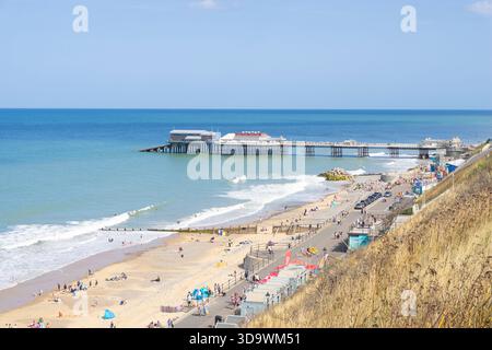 Cromer Pier und Menschen am Sandstrand in Cromer Norfolk England Großbritannien GB Europa Stockfoto