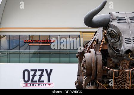 Ein allgemeiner Blick auf Ozzy the Bull vor der Birmingham New Street Station. Mit einer Höhe von 10 Metern (33 Fuß) wurde der Animatronic-Stier zu einem der... Stockfoto