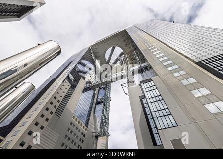 Osaka, Japan - 31. März 2025: Nahaufnahme des beeindruckenden Omeda-Himmelsgebäudes und Observatoriums in Osaka, Japan. Moderne Architektur Stockfoto