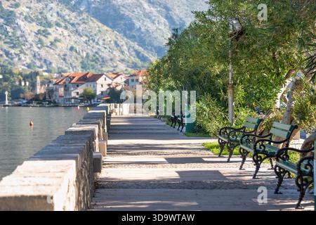 Prčan Stadtpromenade mit Blick auf traditionelle Steinhäuser und Paläste in der Ferne, Kotor Bay, Montenegro. Historische Städte. Stockfoto
