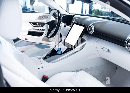 Moderner Innenraum mit weißen Ledersitzen und leerem Touchscreen-Kopierraum für Werbung Stockfoto