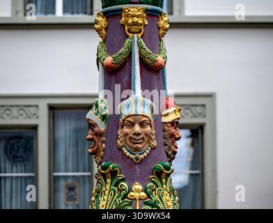 Das Gesicht einer Magd auf dem Fritschi Brunnen Teil des jährlichen Fasnachtstreibens in Luzern, Schweiz; das Gesicht einer Dienerin am Fritschi Brunnen, Teil des jährlichen Karnevalsfestes in Luzern, Schweiz Stockfoto