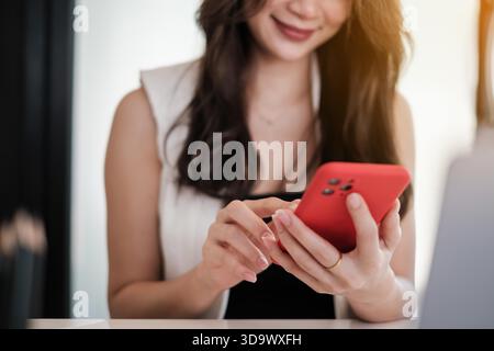 Eine Geschäftsfrau schließt KYC mithilfe eines Online-Banking-Programms ab, um ein digitales Sparkonto zu eröffnen. Die Definition von Cybersicherheit || Modell veröffentlicht Stockfoto