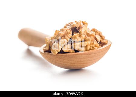 Geschälte Walnusskerne in Holzschaufel isoliert auf weißem Hintergrund. Stockfoto